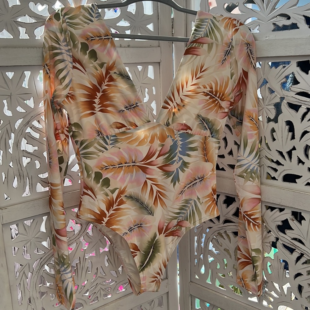 NWT Billabong island calling body’s one piece swimsuit. Size L. Beige floral - Picture 4 of 9